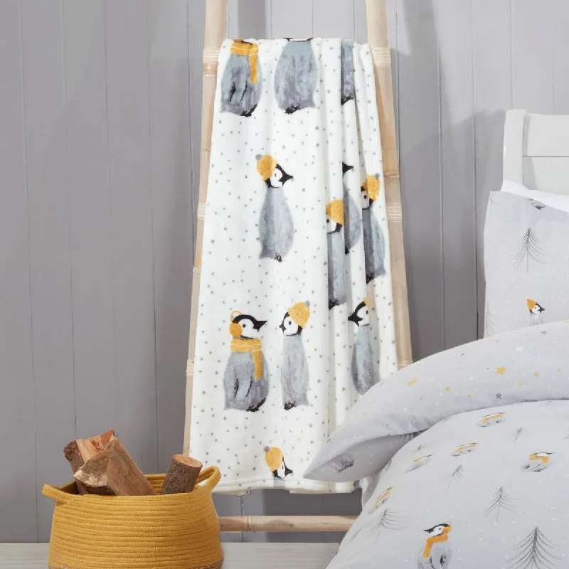 Penguin Pals Fleece Throw (130cm x 150cm)